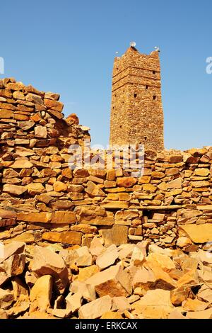 Ruines et minaret de la poste de traite fortifié ou Ksar, UNESCO World Heritage Site, Ouadane, région d'Adrar, Mauritanie Banque D'Images