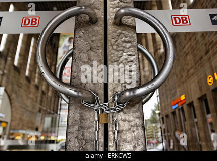 Porte fermée avec chaîne et cadenas, sortie sud de la gare centrale de Stuttgart, Stuttgart, Bade-Wurtemberg, Allemagne Banque D'Images