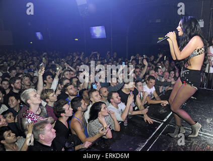 Tulisa effectue live au G-A-Y et les bas d'une pinte de bière à la fin de son set comprend : Tulisa Contostavlos Où : London, Royaume-Uni Quand : 29 novembre 2014 Crédit : Chris Jepson/WENN.com Banque D'Images