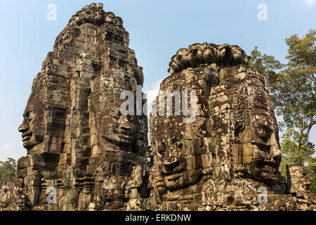 Tours avec la face de Bodhisattva Lokeshvara, temple Bayon, Angkor Thom, Siem Reap, Cambodge Banque D'Images