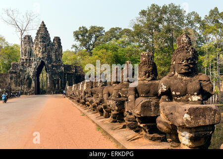 Porte Sud d'Angkor Thom, Avalokiteshvara, tour face à des statues d'Asura, Gopuram, démons balustrade sur le pont, l'Angkor Thom Banque D'Images