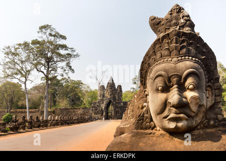 Visage d'une statue d'Asura, Porte Sud d'Angkor Thom, Avalokiteshvara tour Gopuram, visage, balustrade démons sur le pont Banque D'Images