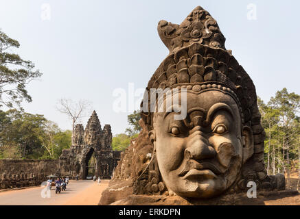 Visage d'une statue d'Asura, Porte Sud d'Angkor Thom, Avalokiteshvara tour Gopuram, visage, balustrade démons sur le pont Banque D'Images