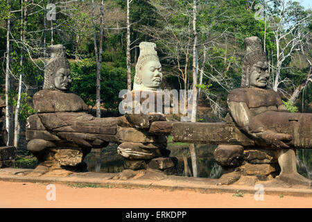 Statues de grès d'Asura en face de la Porte Sud d'Angkor Thom, balustrade démons sur le pont, Angkor Thom, Siem Reap Banque D'Images