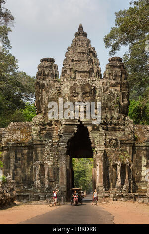 La victoire à l'est d'Angkor Thom, tuk-tuk, Avalokiteshvara, tour face à l'est vue, Angkor Thom, Siem Reap, Cambodge Banque D'Images