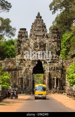 La victoire à l'est d'Angkor Thom, tuk-tuk, visage, tour de la Victoire, les démons balustrade, Angkor Thom, Siem Reap, Cambodge Banque D'Images