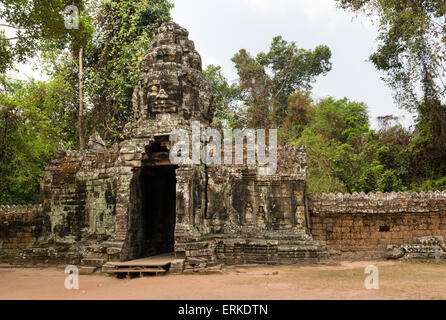 L'Est de Gopuram, visage tower, entrée principale, Banteay Kdei temple, Angkor, la Province de Siem Reap, Cambodge Banque D'Images