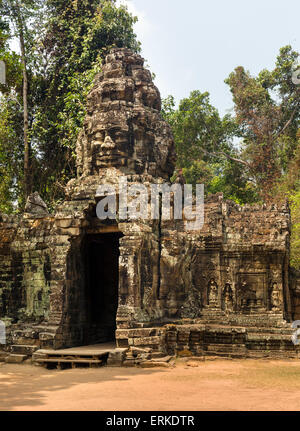 L'Est de Gopuram, visage tower, entrée principale, Banteay Kdei temple, Angkor, la Province de Siem Reap, Cambodge Banque D'Images