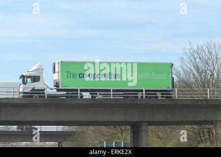 Co-Operative camion de livraison sur l'autoroute en Angleterre Banque D'Images