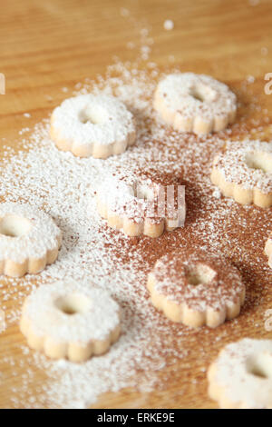 Biscuits canestrelli italien saupoudré de sucre en poudre et le cacao. Vertical image Banque D'Images