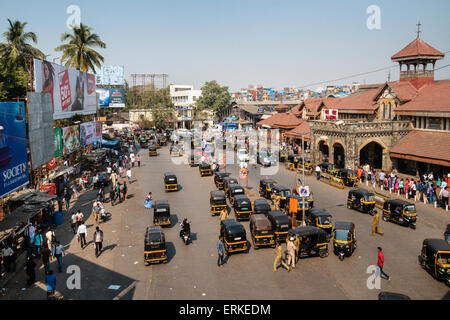 Tuk-tuks queing, Bandra, près de Mumbai, Maharashtra, Inde Banque D'Images