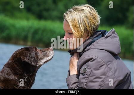 Femme-et-Labrador Retriever Banque D'Images