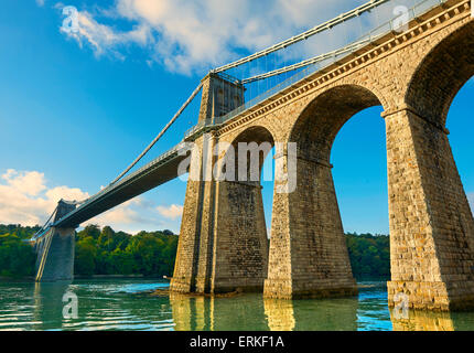 Pont suspendu de menai, achevée en 1826, en traversant le détroit de Menai entre l'île d'Anglesey et de la partie continentale du pays de Galles Banque D'Images