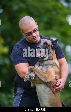 L'homme et de Malinois Banque D'Images