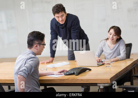 Les gens d'affaires ayant la téléconférence en salle du conseil d'administration Banque D'Images