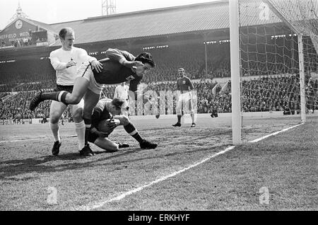 FA Cup Semi finale match à Hillsborough. 2 Tottenham Hotspur v Nottingham Forest 1. La défense désespérée de la droite retour Peter Hindley et gardien Peter Grummitt comme attaquant de Tottenham Frank Saul menace la forêt objectif. Plus tard, Saul a contribué le deuxième but du match pour mettre en place deux éperons sur la voie d'une victoire (2-1). 29 avril 1967. Banque D'Images