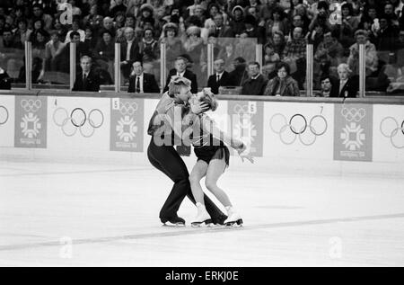 Great Britain's Jayne Torvill et Christopher Dean baiser pendant leur célèbre "Boléro" au stade Zetra dans les Jeux Olympiques d'hiver de 1984 à Sarajevo, Yougoslavie. L'équipe a accumulé un nombre sans précédent de 12 des notes parfaites pour gagner la médaille d'or pour cette performance. 14 février 1984. Banque D'Images