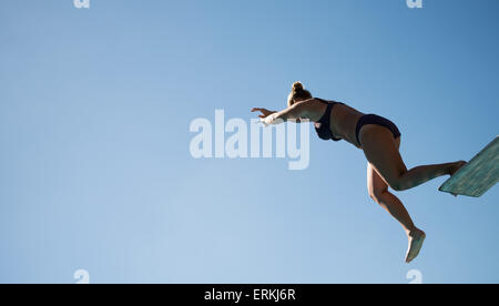 Hambourg, Allemagne. 04 Juin, 2015. Maria (28) saute d'un 3m à la piscine de Billstedt de Hambourg, Allemagne, 04 juin 2015. Photo : DANIEL REINHARDT/dpa/Alamy Live News Banque D'Images