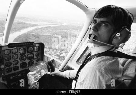 Mike Oldfield, musicien et compositeur, les pilotes d'hélicoptère, London Blackfriars à son domicile de Denham, Buckinghamshire, après avoir reçu la liberté de la ville de Londres, le 17 mars 1982. Banque D'Images