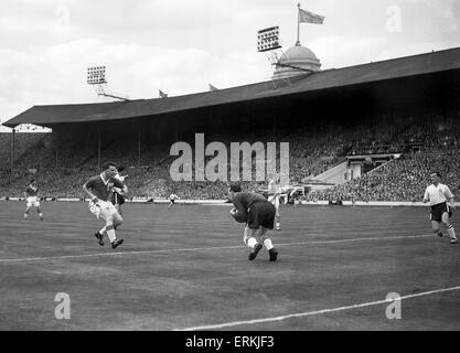 Finale de la FA Cup au stade de Wembley. Nottingham Forest 2 v 1 Luton Town 1. Angleterre gardien international Ron Baynham déjoue les Roy Dwight, dont l'après-midi est bientôt perturbé terriblement. 2e mai 1959. Banque D'Images