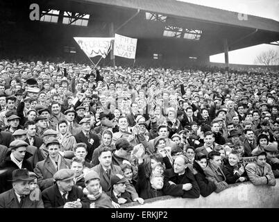 FA Cup Semi finale match à Hillsborough. Nottingham Forest 1 Aston Villa v 0. En tant que fans de forêt le pack Hillsborough avant les terrasses correspondent, la bannière sur le droit dit tout. Ceux qui ont payé pour regarder l'équipe de semaine en semaine les aimait à jouer ÔThe Walker ', qui a été généralement attrayante et stimulante avec l'accent sur l'attaque. 14 mars 1959. Banque D'Images