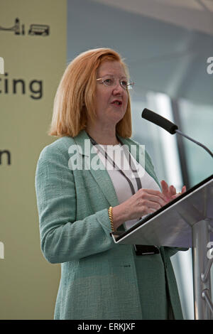 London, UK,4e juin 2015, Victoria Borwick, député de Kensington et Chelsea, parle comme des professeurs experts de la santé et de l'éducation à l'Hôtel de Ville pour discuter de la santé et du bien-être dans les écoles. Credit : Keith Larby/Alamy Live News Banque D'Images