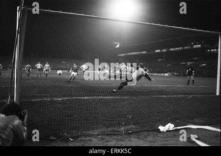 Première demi-finale de Coupe d'Europe match aller à la ville la masse. Nottingham Forest 2 et Ajax 0. John Robertson démontre son silkily peine lisse technique, l'envoi international néerlandais Piet gardien Shrijvers la mauvaise façon de compléter le pointage. 9 avril 1980. Banque D'Images