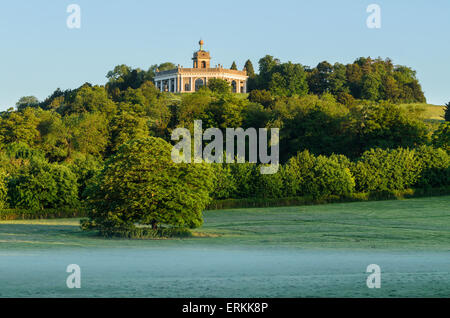 West Wycombe Hill, mausolée Dashwood et église de St Lawrence à l'aube en juin 2015. Buckinghamshire, Angleterre, Royaume-Uni Banque D'Images