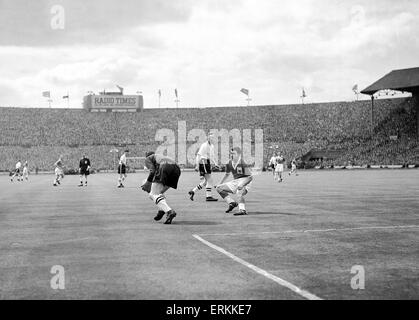 Finale de la FA Cup au stade de Wembley. Nottingham Forest 2 v 1 Luton Town 1. Luton keeper Ron Baynham remporte la balle loin de prédateur des forêts Tommy Wilson, qui a tenté d'ajouter à son objectif. Le capitaine, les chapeliers Syd Owen, regarde calmement. 2e mai 1959. Banque D'Images