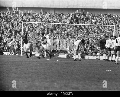 FA Cup Semi finale match à Hillsborough. 2 Tottenham Hotspur v Nottingham Forest 1. Terry Hennessey célèbre après la frustrante rangs serrés de la défense incite à marquer un but de consolation vers la fin d'une défaite 2-1. 29 avril 1967. Banque D'Images