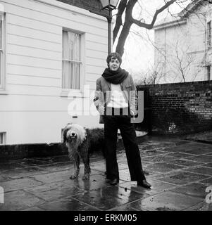 Paul McCartney vu ici l'extérieur de son domicile de St John's Wood avec son chien Martha. Décembre 1967 suite à de nombreuses critiques des Beatles Magical Mystery Tour film qui a été diffusée sur BBC TV sur Boxing Day, 27 Décembre 1967 Banque D'Images