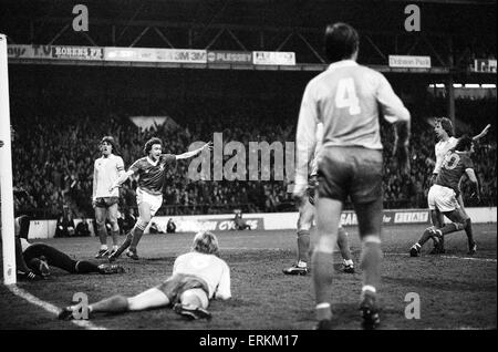 Première demi-finale de Coupe d'Europe match aller à la ville la masse. Nottingham Forest 2 et Ajax 0. Objectif braconnier Trevor Francis (numéro 10) se détourne dans glee après la conversion d'un John Robertson, un coin à mettre en face de la forêt après 33 minutes du match que Martin O'Neill s'exécute dans pour rejoindre les festivités. 9 avril 1980. Banque D'Images