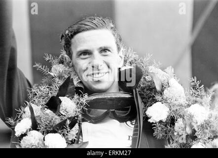Jim Clark, pilote automobile britannique pour Lotus-Climax, illustré célèbre après avoir remporté le Grand Prix de Grande-Bretagne à Brands Hatch, 10 juillet 1964. Banque D'Images