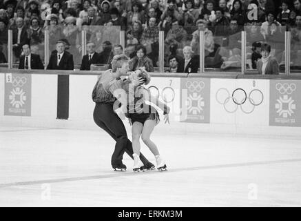 Great Britain's Jayne Torvill et Christopher Dean baiser pendant leur célèbre "Boléro" au stade Zetra dans les Jeux Olympiques d'hiver de 1984 à Sarajevo, Yougoslavie. L'équipe a accumulé un nombre sans précédent de 12 des notes parfaites pour gagner la médaille d'or pour cette performance. 14 février 1984. Banque D'Images