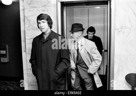 Manager de Liverpool Bill Shankly accompagnant Ian Callaghan et Chris Lawler à une audience disciplinaire FA au Midland Hotel à Birmingham. 3e janvier 1972. Banque D'Images