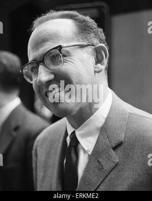 Le chercheur médical américain Jonas Salk et virologiste, mieux connu pour sa découverte et le développement de la première réussite de vaccin contre la polio. Vu ici à la gare de Kings Cross à bord du train Harrogate. 29 avril 1959 Banque D'Images