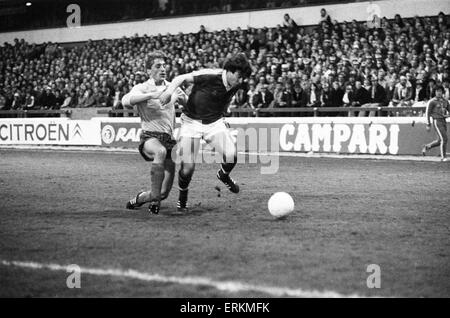 Première demi-finale de Coupe d'Europe match aller à la ville la masse. Nottingham Forest 2 et Ajax 0. John Robertson, de l'aménagement forestier s'éloigne de son marqueur d'Ajax. 9 avril 1980. Banque D'Images