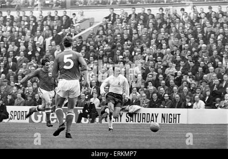 FA Cup Semi finale match à Hillsborough. 2 Tottenham Hotspur v Nottingham Forest 1. Jimmy Greaves montre une paire de talons de forêt juste-retour Peter Hindley durant la demi-finale de la FA Cup à Hillsborough. Les Spurs maestro a ouvert la marque avec un pied gauche-daisy cutter de 25 yards après une demi-heure dans laquelle le nord de London a été décidément deuxième meilleure équipe à Johnny '. 29 avril 1967. Banque D'Images