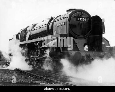 British Railways Standard Class 9F 92220 Numéro d'Étoile du soir, la dernière locomotive à vapeur de British Rail à être construit par British Railways, laissant le jette après la cérémonie de baptême à Swindon. Mars 1960. Banque D'Images