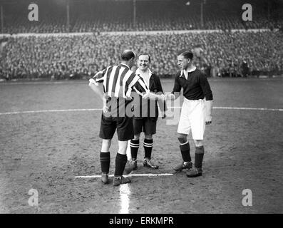 Nottingham Forest v Sheffield United mars 1928. Skipper forêt Bill Thompson (à droite) et son homologue de Sheffield United Billy Gillespie ne les honneurs avant le coup d'envoi de leur quart de finale de FA Cup clash à Bramall Lane en mars 1928. Les lames ont triomphé 3-0, laissant les rouges pour terminer leur saison de deuxième division à la mi-tableau de la médiocrité. Banque D'Images