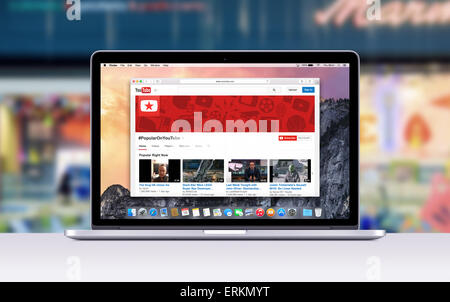 Varna, Bulgarie - Novembre 03, 2013 : Directement vue avant d'Apple MacBook Pro 15 pouces avec écran Retina ouvrir un onglet dans Safari qui sh Banque D'Images