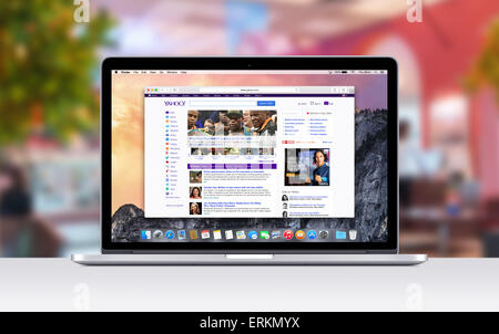 Varna, Bulgarie - Novembre 03, 2013 : Directement vue avant d'Apple MacBook Pro 15 pouces avec écran Retina ouvrir un onglet dans Safari qui sh Banque D'Images