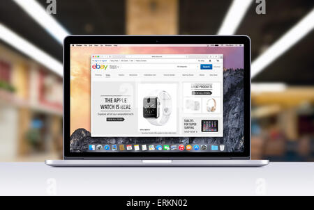 Varna, Bulgarie - Novembre 03, 2013 : Directement vue avant d'Apple MacBook Pro 15 pouces avec écran Retina ouvrir un onglet dans Safari qui sh Banque D'Images