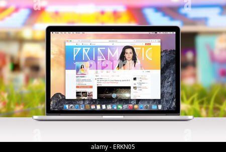 Varna, Bulgarie - Novembre 03, 2013 : Directement vue avant d'Apple MacBook Pro 15 pouces avec écran Retina ouvrir un onglet dans Safari qui sh Banque D'Images