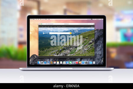 Bing Search page web dans le navigateur Safari sur l'Apple MacBook Pro 15 pouces écran Retina. L'espace de bureau floue sur l'arrière-plan. V Banque D'Images