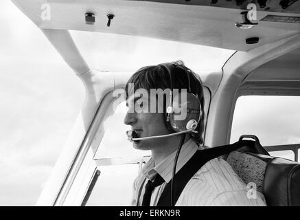 Mike Oldfield, musicien et compositeur, les pilotes d'hélicoptère, London Blackfriars à son domicile de Denham, Buckinghamshire, après avoir reçu la liberté de la ville de Londres, le 17 mars 1982. Banque D'Images