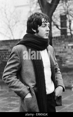 Paul McCartney vu ici l'extérieur de son domicile de St John's Wood. Décembre 1967 suite à de nombreuses critiques des Beatles Magical Mystery Tour film qui a été diffusée sur BBC TV le lendemain de Noël. 27 décembre 1967. Banque D'Images