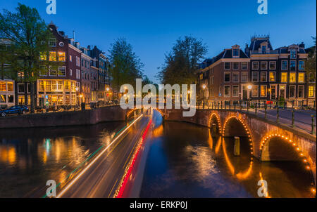 Une soirée au près de canaux le Keizersgracht à Amsterdam, aux Pays-Bas. Banque D'Images