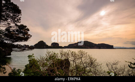 Paysage naturel magnifique sur la mer, autour de la Khao Tapu ou Île de James Bond à la soirée au cours de l'été à Ao Phang Nga Bay Banque D'Images