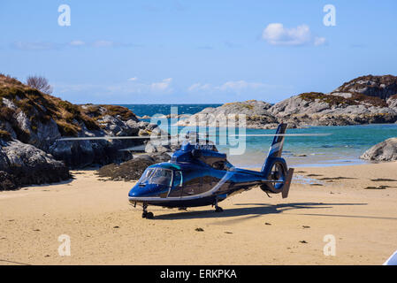 Hélicoptère à l'atterrissage sur la plage de la péninsule d'Ardnamurchan Ardtoe, Lochaber, Highlands, Ecosse, Banque D'Images